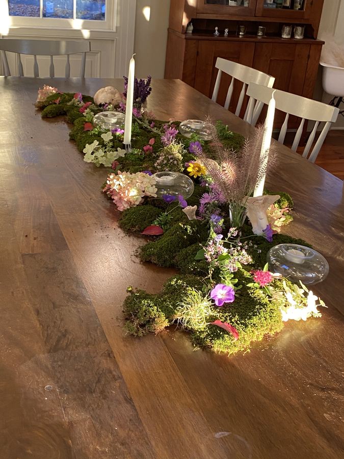 Foraged moss runner, white tapers, wildflowers, daytime