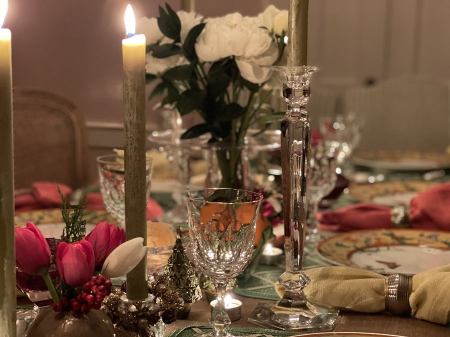 Christmas close, white roses, crystal, tapers