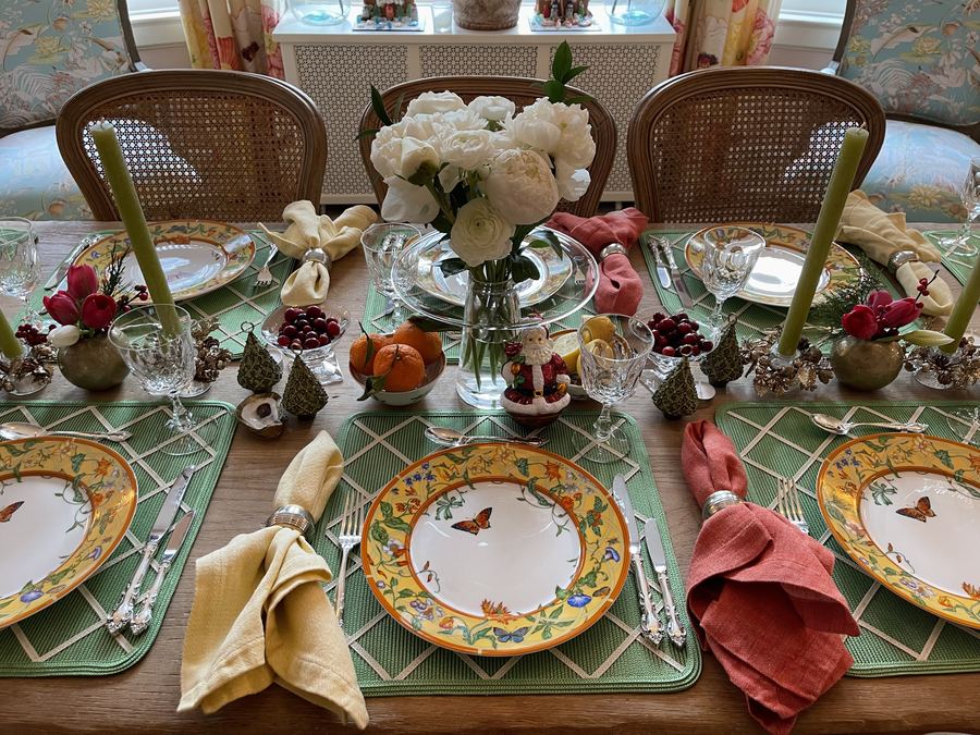 Christmas, pink napkins, Hermès china, white roses