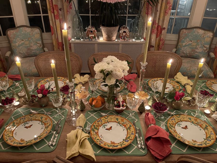 Christmas table wide, white roses, candles