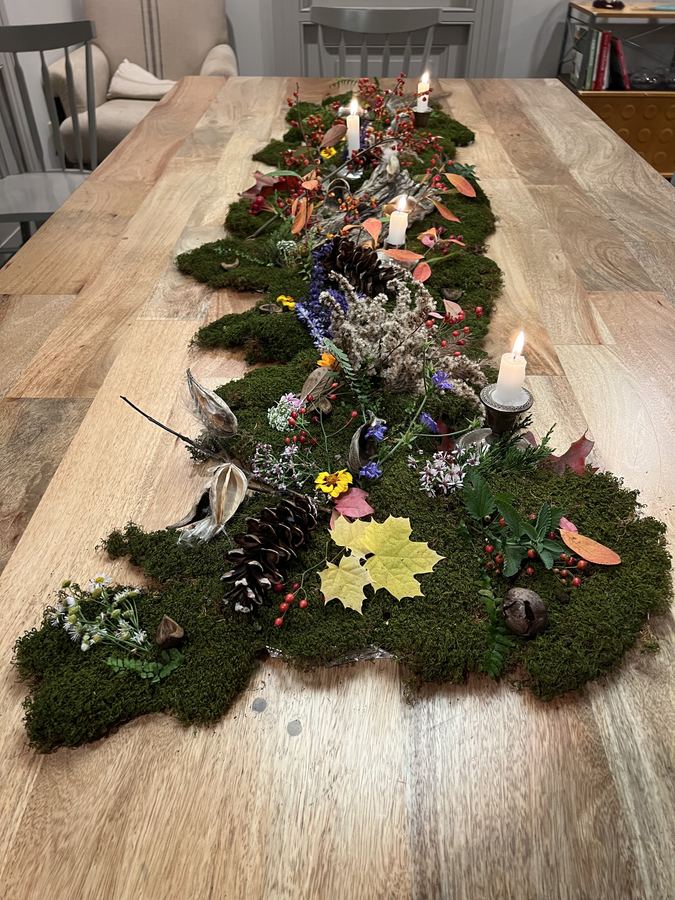 Moss runner wide, lavender and pinecones