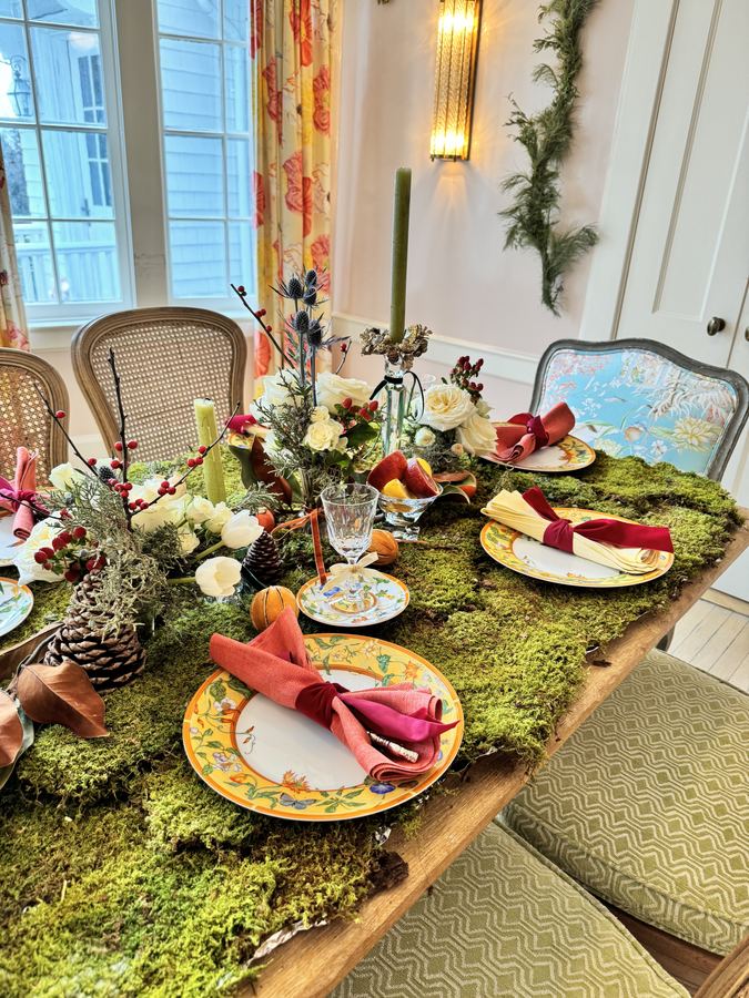 Christmas, foraged moss runner, white roses, pink napkin, Hermès