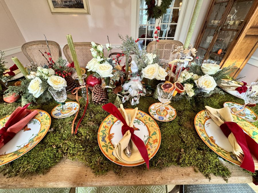 Christmas, moss runner from above, white roses, red ribbons