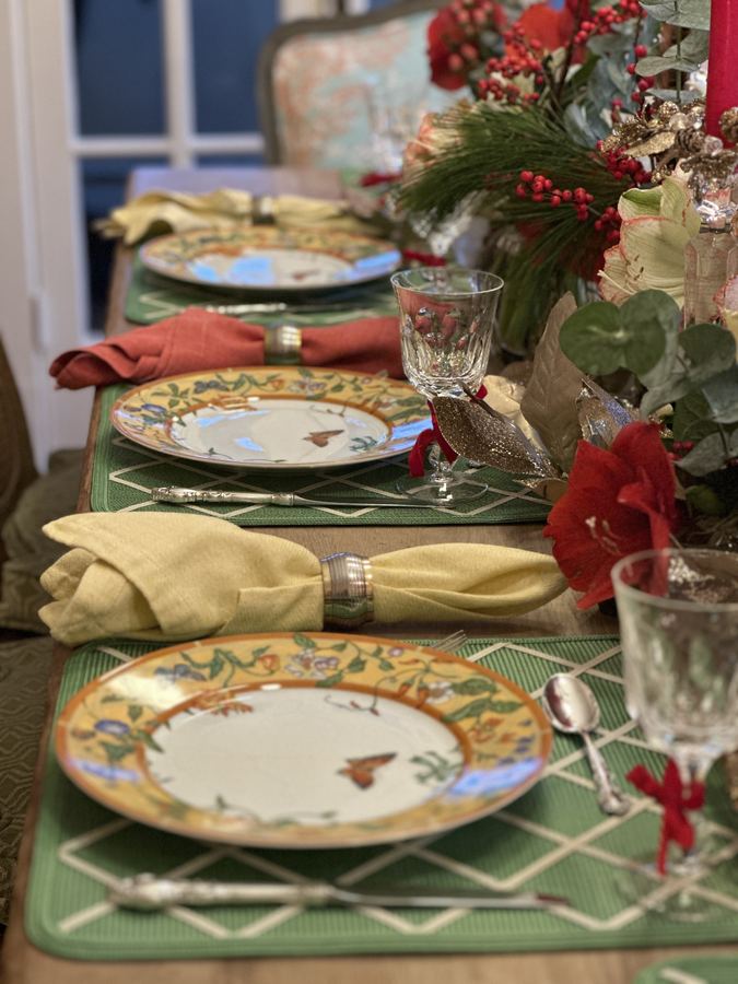 Christmas place setting with amaryllis