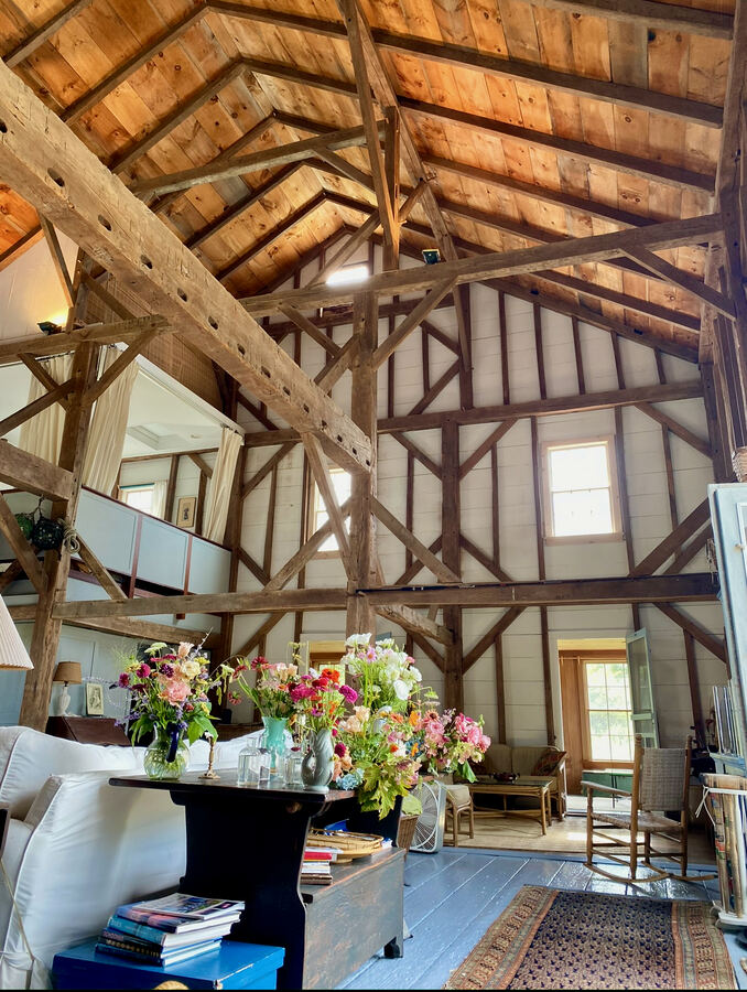 Martha's Vineyard: barn beams and flowers on the table