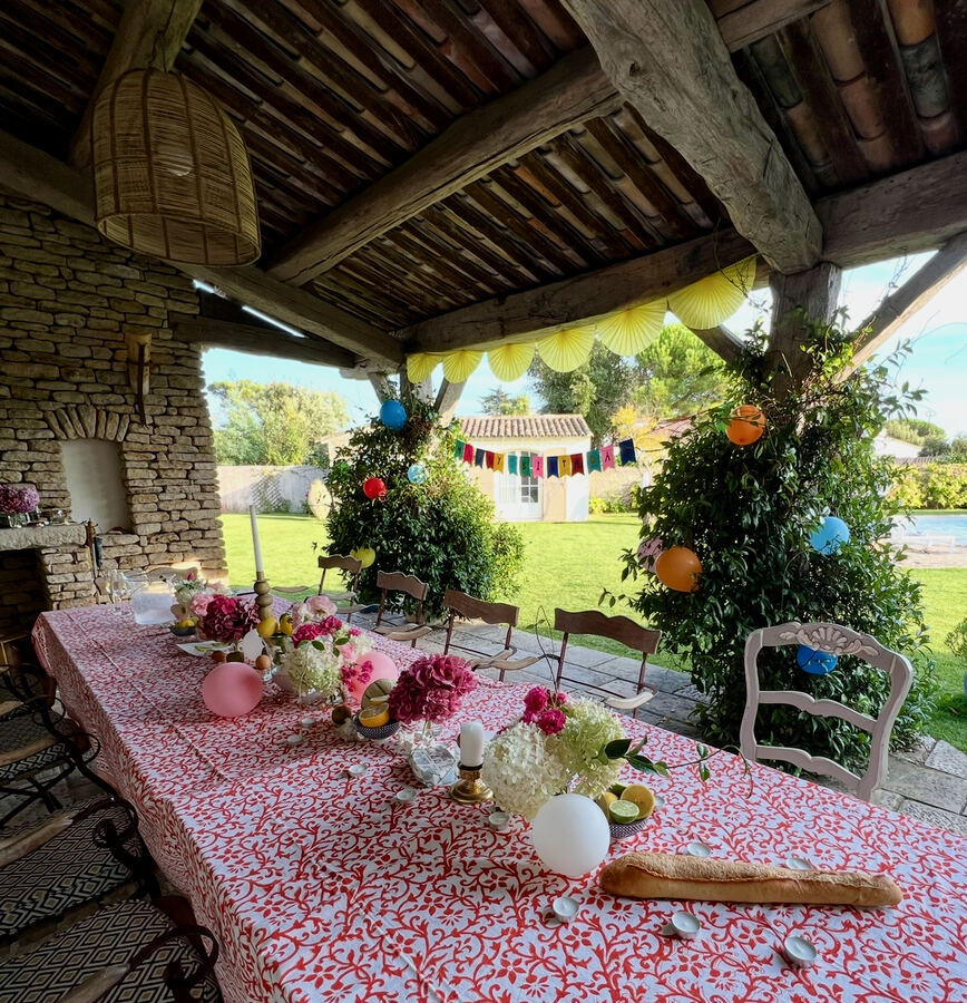 Birthday table under the pergola, Île de Ré, bread and flowers