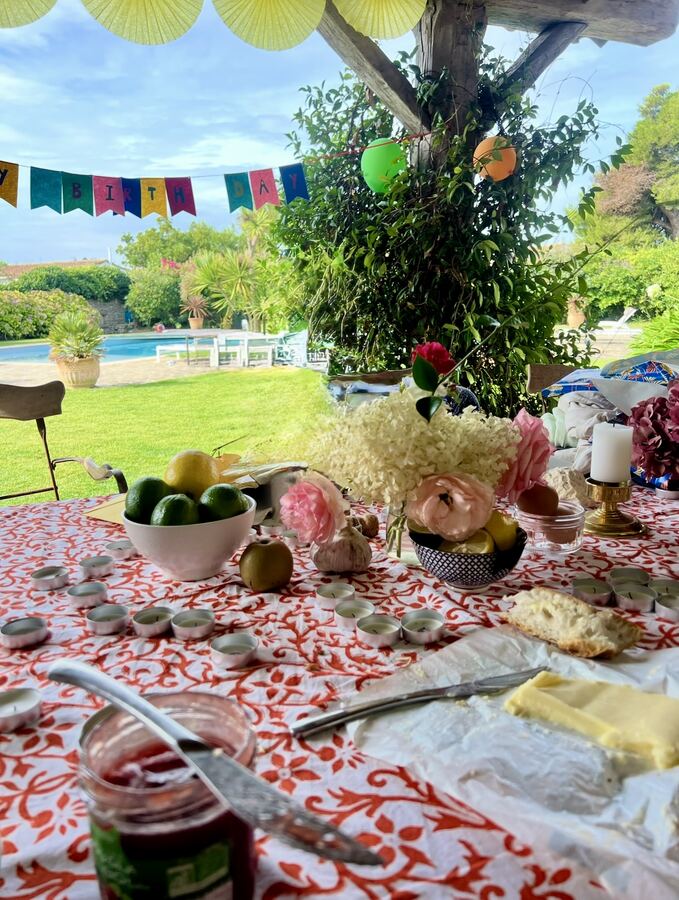 Birthday table with bunting, Île de Ré, hydrangeas, lemons and limes