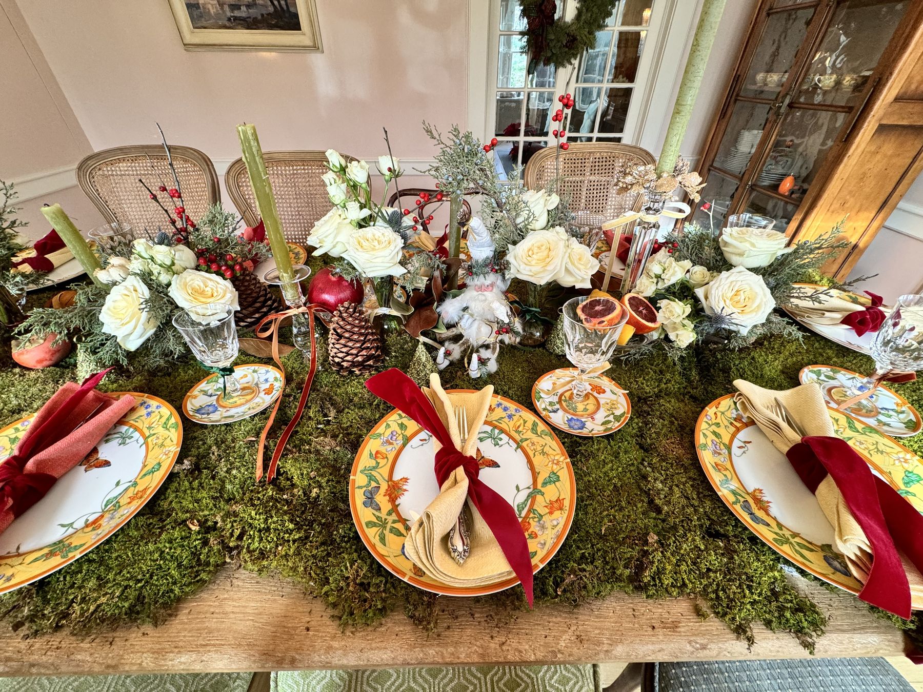 Christmas, moss runner from above, white roses, red ribbons